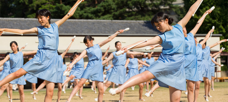 女子生徒たちによるデンマーク体操の様子