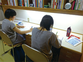 女子学生寮での勉強