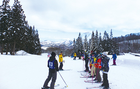 女子部中学・高校の年間行事：スキー実習