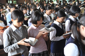 女子部中学・高校のキリスト礼拝