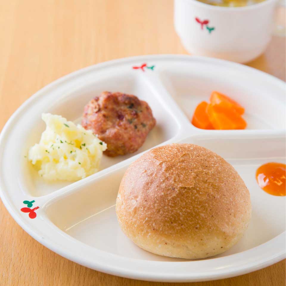 写真:パン工房で焼いたパンとおかず