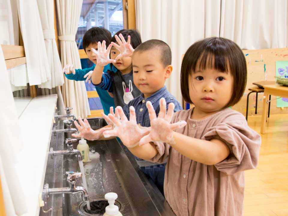 写真：手を洗う子供たち